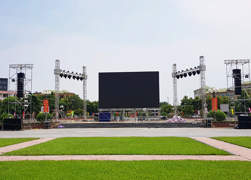 Lắp màn hình LED 70m2 giữa quảng trường để cổ vũ Olympic Việt Nam